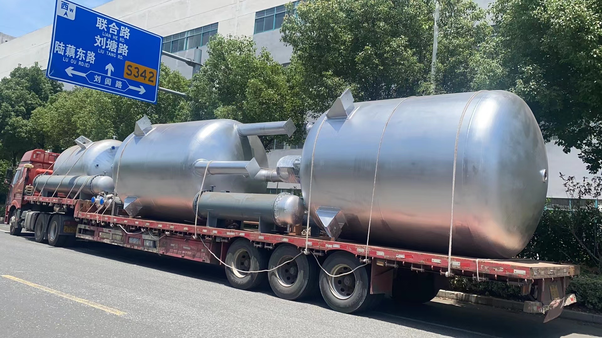 三臺不銹鋼反應釜，六臺列管冷凝器發(fā)往江西